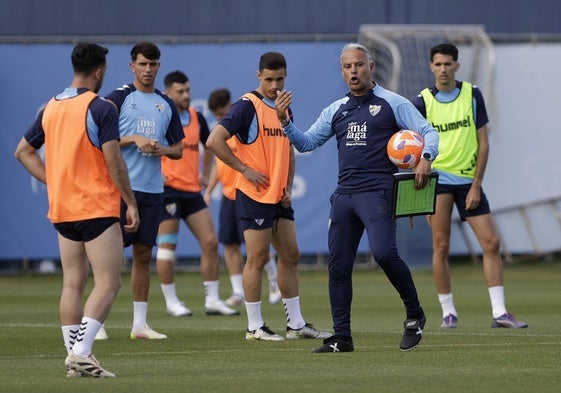 Sergio Pellicer habla en presencia de varios de sus jugadores en un entrenamiento reciente del equipo.
