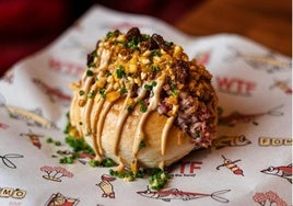 El perrito de tartar de salchichón de Fomo Bar