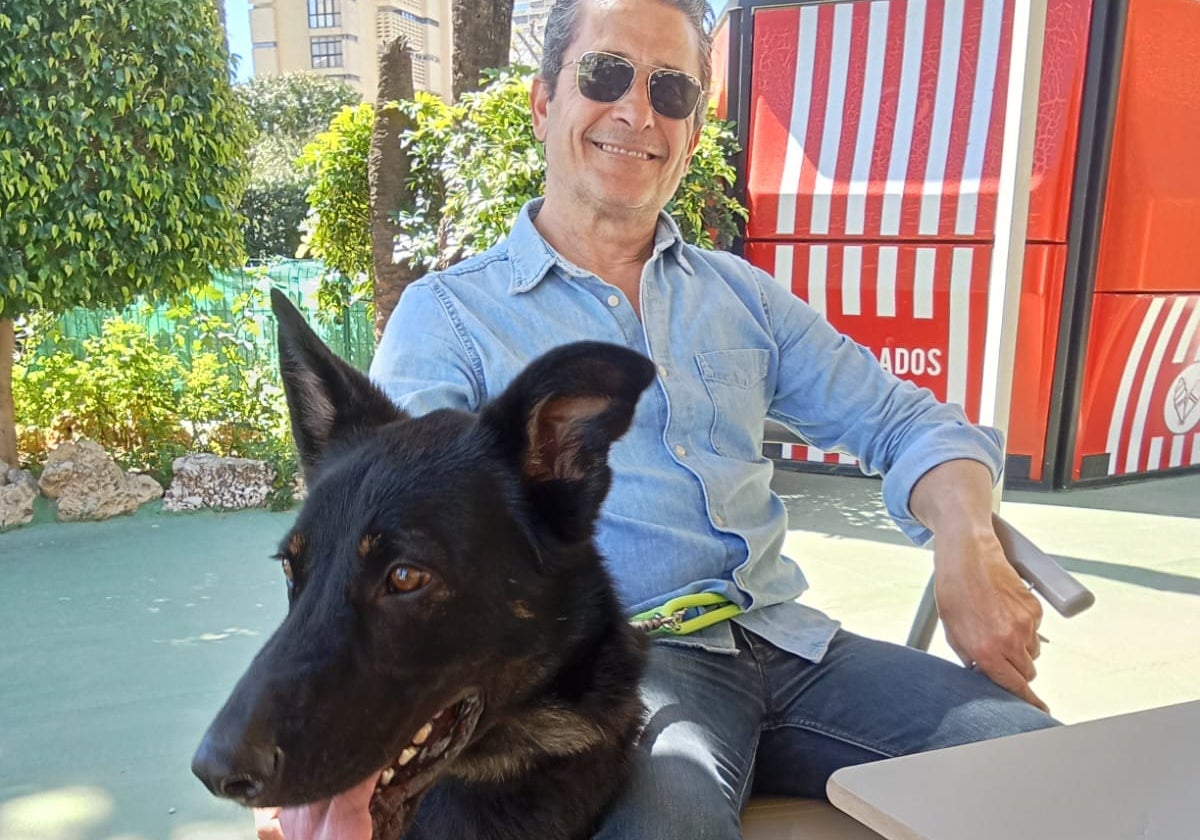 El perro que se coló en un Cercanías de Málaga, adoptado por un pasajero del mismo tren