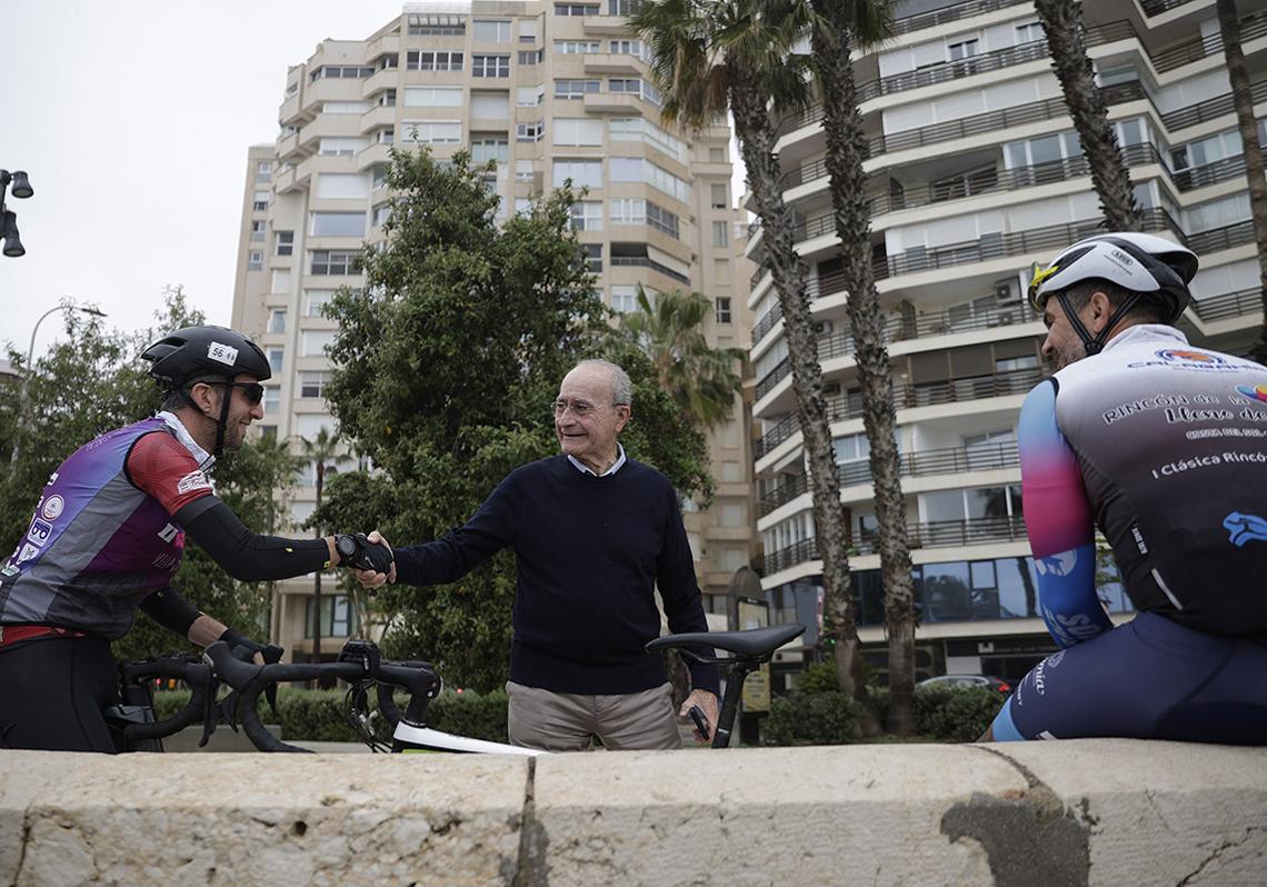 Los deportistas más madrugadores lo saludan en el Paseo Marítimo.