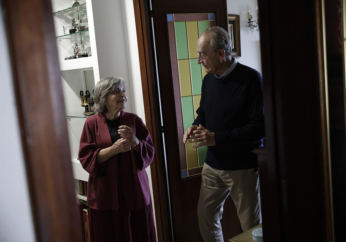 Y su mujer, Rosa, lo espera en la puerta para preguntarle por el día.