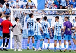 Los jugadores del Málaga celebran el triunfo frente al Granada.