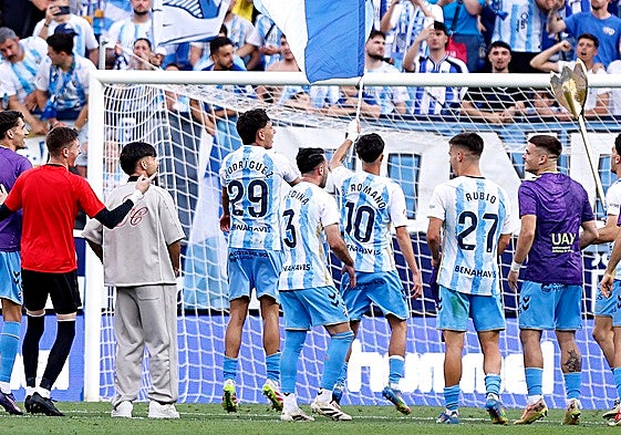 Los jugadores del Málaga celebran el triunfo frente al Granada.