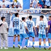 Los jugadores del Málaga celebran el triunfo frente al Granada.