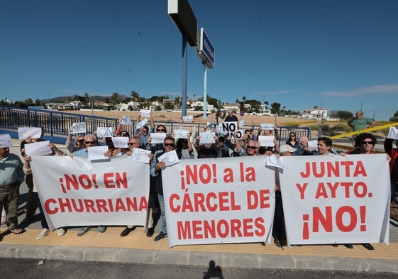 Vecinos de Churriana protestan contra la instalación de un centro de menores en la zona.