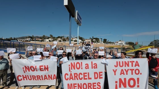 Vecinos de Churriana protestan contra la instalación de un centro de menores en la zona.