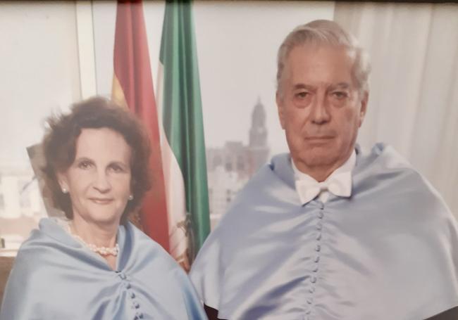 Guadalupe Fernández Ariza, con Vargas Llosa.