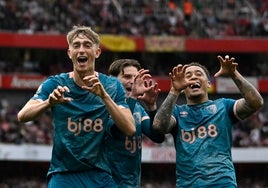 Huijsen (izquierda) celebra su gol este sábado en el Emirates Stadium.