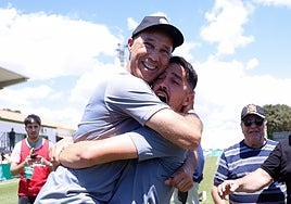 Antonio Calderón, abrazado en la celebración del ascenso.