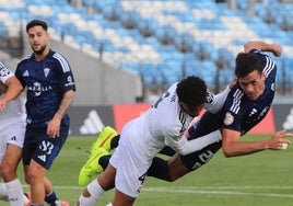 Un jugador del Marbella remata en postura acrobática.