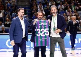 Plaza, con su camiseta del Unicaja, acompañado de Carlos Cabezas y Berni Rodríguez.