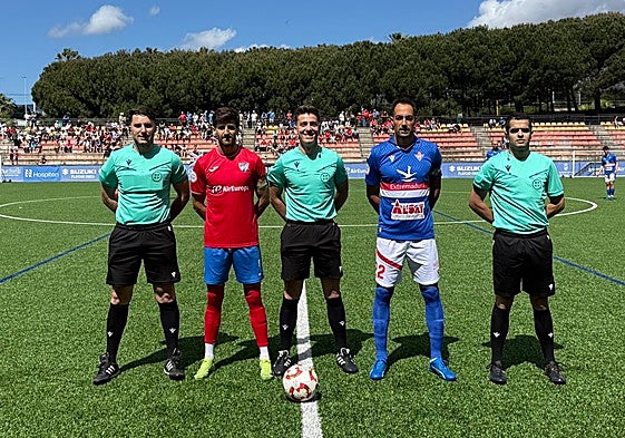 Los capitanes del Estepona y del Don Benito y el trío arbitral antes del partido de este domingo.