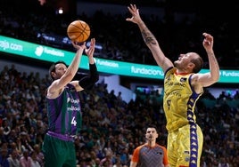 Kalinoski lanza un triple ante Rafa Luz.