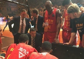 Ibon Navarro da instrucciones a los jugadores del UCAM Murcia en la Final Four de 2018.