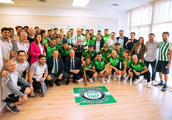 Plantilla, directivos y cuerpo técnico, en el Ayuntamiento de la localidad tras ser recibido por los representantes institucionales.