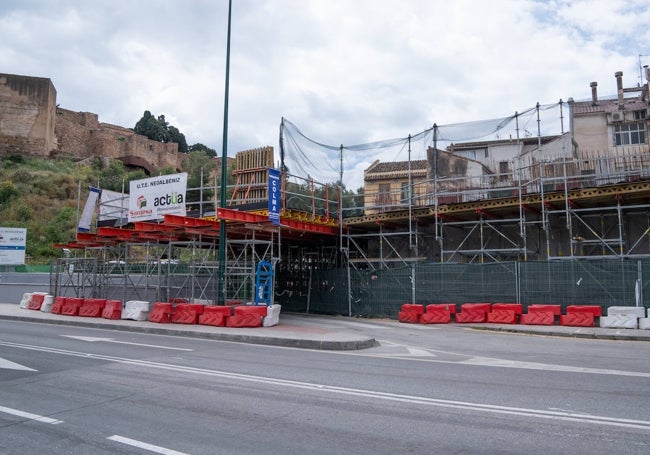 Estructura auxiliar para la construcción del edificio sobre la entrada al aparcamiento de la Alcazaba.