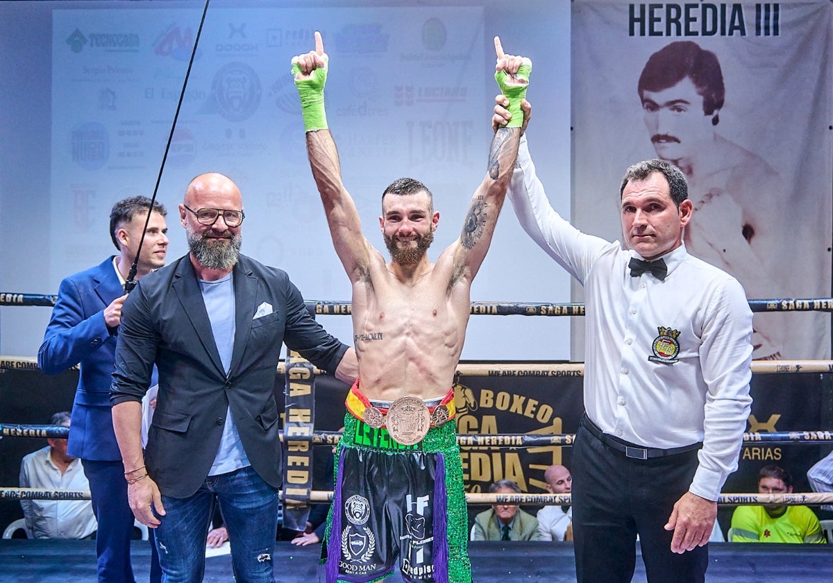 La gran noche de Rubén Gil: se proclama nuevo campeón de España del peso pluma