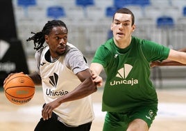 Manu Trujillo defiende a Kendrick Perry.