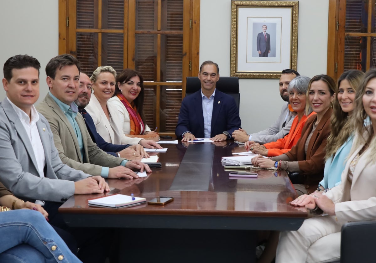 El alcalde junto con su equipo de Gobierno.