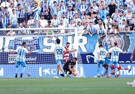 Alfonso Herrero recoge un balón cerca de su área.