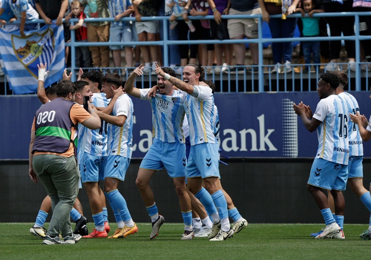 Los jugadores del Malagueño celebran el ascenso en La Rosaleda.