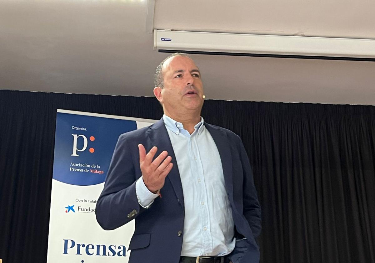 El director de SUR, manolo Castillo, durante el encuentro con alumnos de Bachillerato del IES Portada Alta.