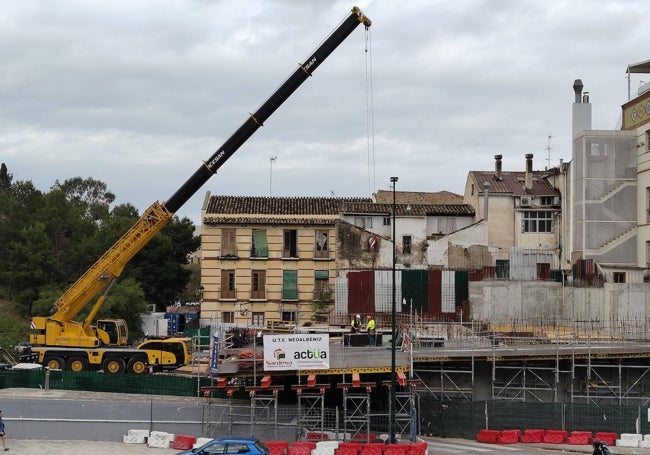 Una grúa descarga material para la construcción del Neoalbéniz.