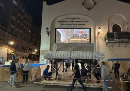 Comienza el traslado del trono de la Esperanza tras un multitudinario besamanos a la virgen