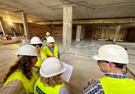 La alcaldesa, acompañada por parte de su equipo, visita las instalaciones.