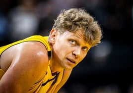 Kuzminskas, concentrado durante un partido con el AEK.