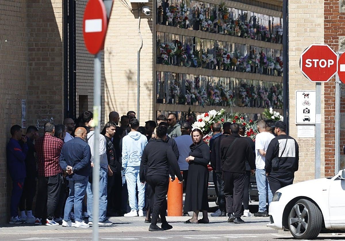 Un grupo numeroso de amigos y familiares de la víctima en el entierro.
