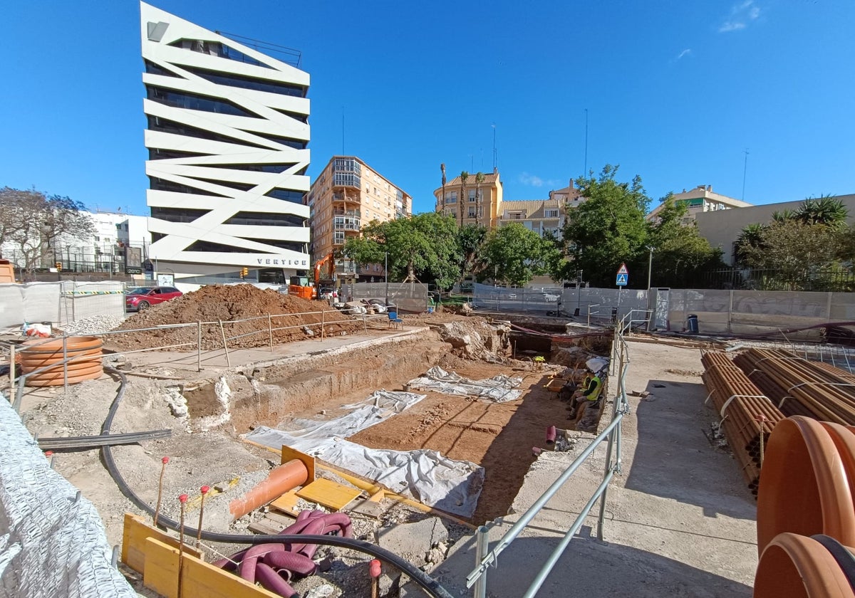 Encuentran restos humanos de época romana en las obras del metro de Málaga