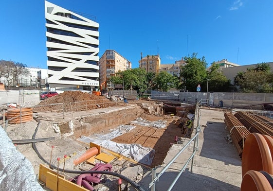 Restos arqueológicos en la obra del metro frente a la calle Peso de la Harina.