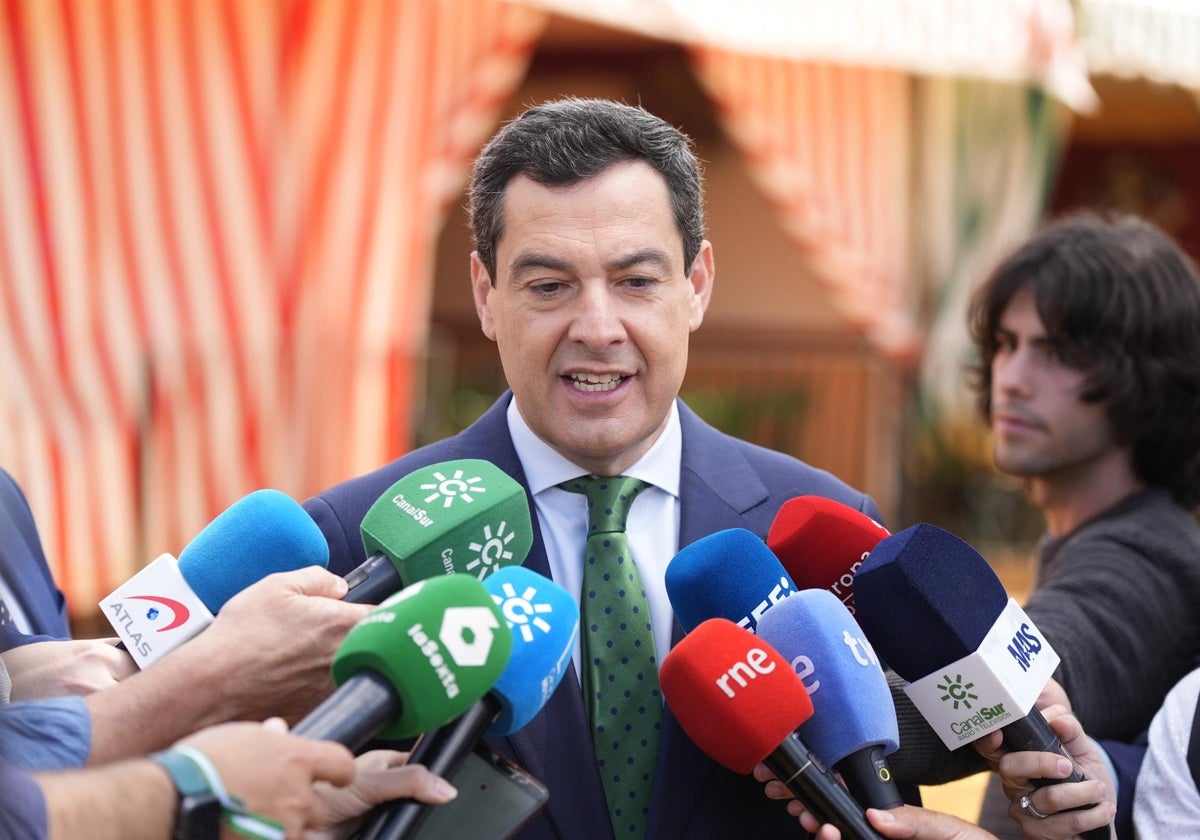 Juanma Moreno estalla por el «maltrato» a Andalucía en infraestructuras ferroviarias tras el caos del AVE