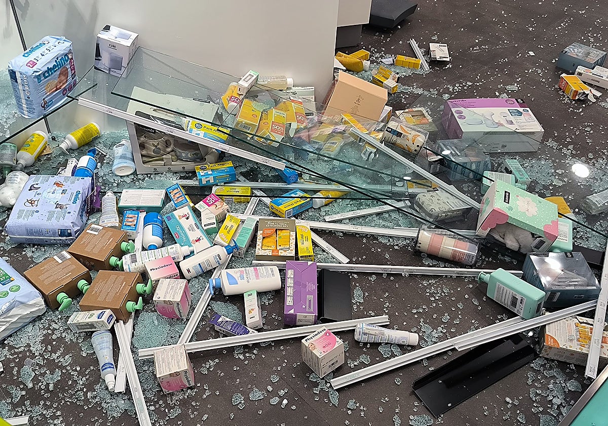 Imagen principal - Roban en dos farmacias de Málaga en menos de una semana reventando a mazazos los escaparates