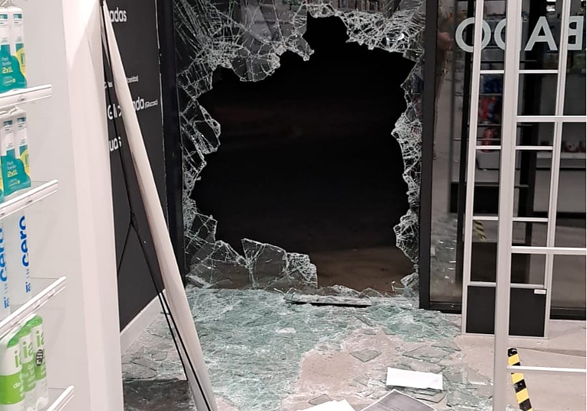 Vuelven a robar esta madrugada en una farmacia destrozando el escaparate: esta vez en Churriana