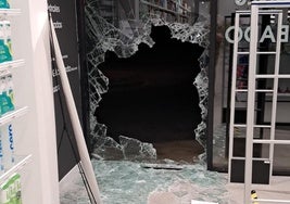 Vuelven a robar esta madrugada en una farmacia destrozando el escaparate: esta vez en Churriana