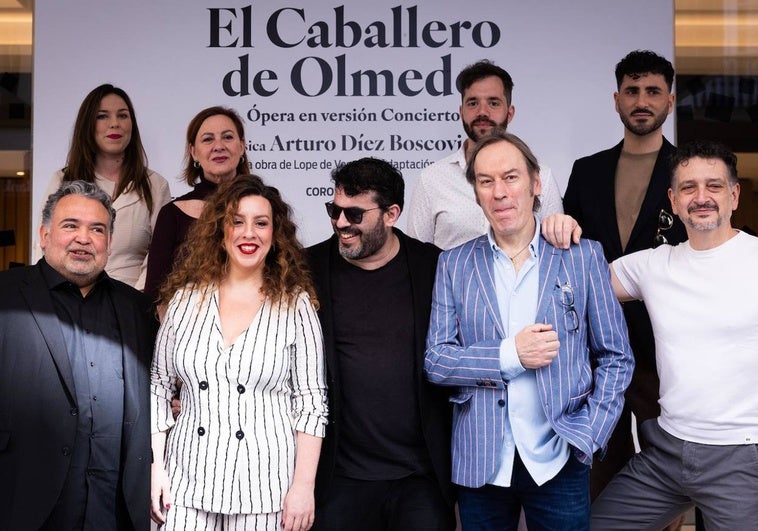 Arturo Díaz Boscovich (centro), junto a la soprano Berna Perles y el resto del elenco.
