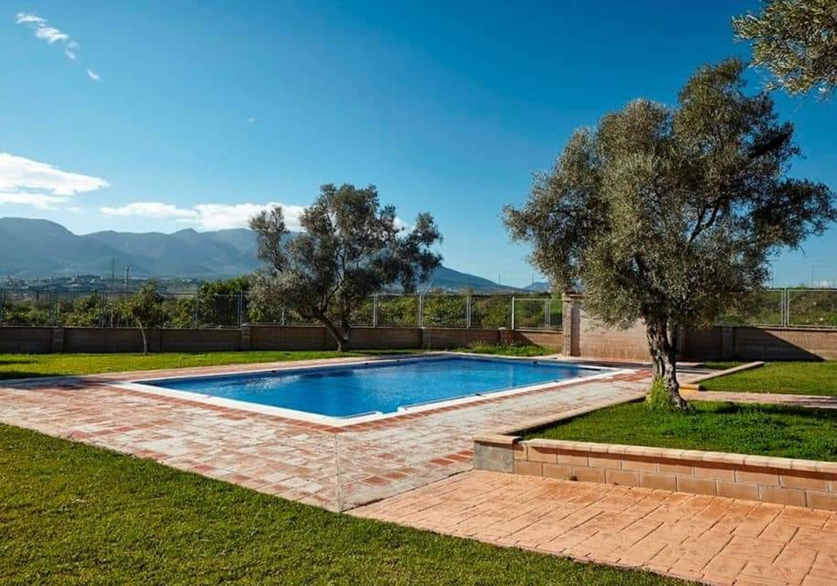 Alhaurín de la Torre lanza un sistema de descuentos en las piscinas tras las quejas por la subida de precios del pasado verano