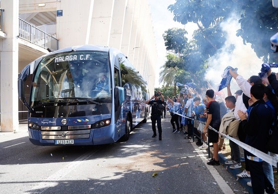 Llegada del autobús del Málaga a La Rosaleda antes del partido frente al Granada.