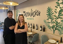 Rafael Cabrera Peña y Zuzana Salamon, en el nuevo local de Tasca Láska.