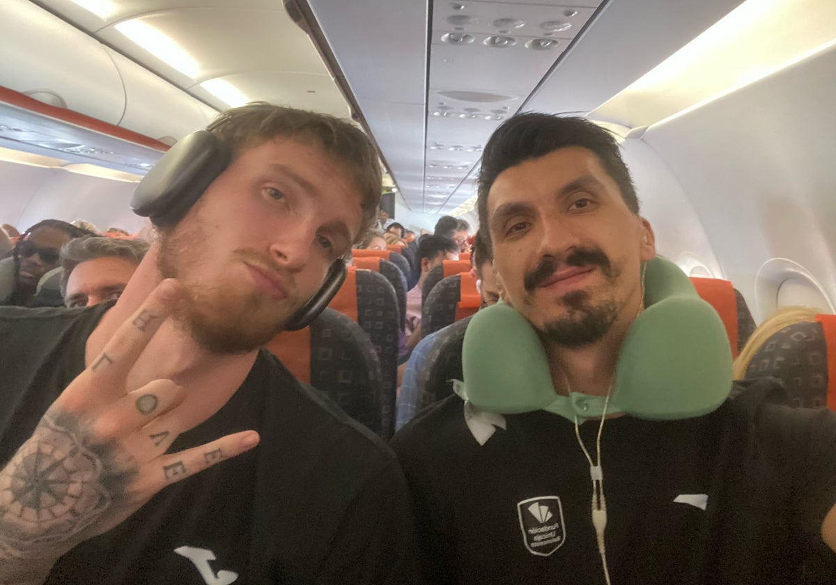 Balcerowski y Djedovic, durante el vuelo a Atenas.