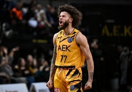 Hunter Hale celebra una canasta con el AEK esta temporada.