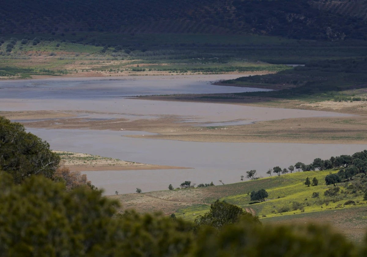 La corrección de los vertidos salinos en el embalse del Guadalhorce, una de las obras declaradas de interés general.