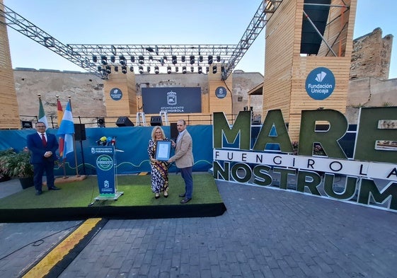 El responsable de Aenor en Andalucía entrega la certificación a la alcaldesa en el acto de celebración del décimo aniversario.