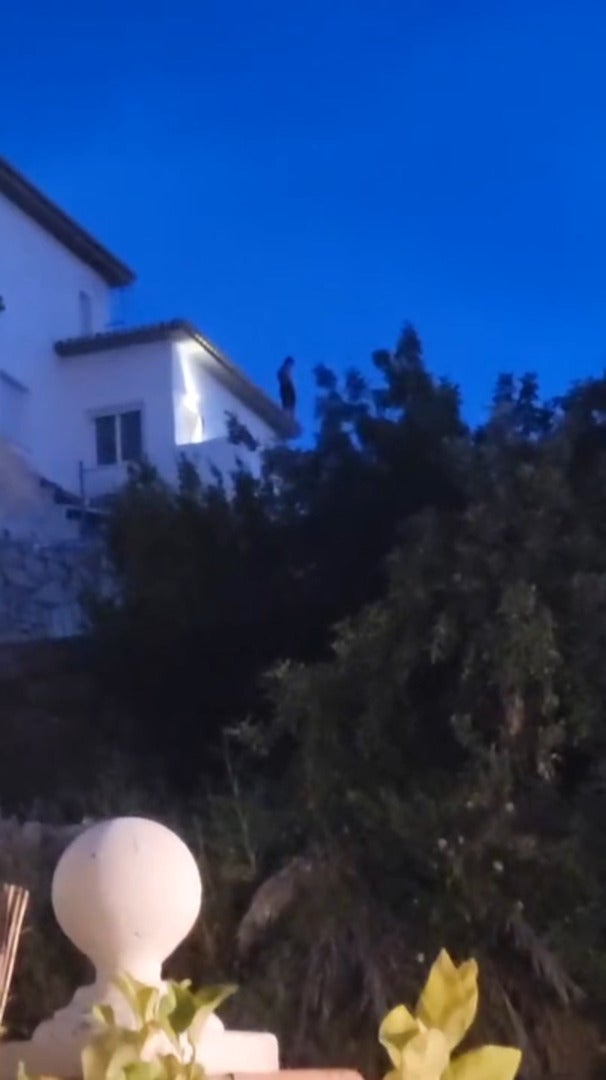 Un hombre se atrinchera con un cuchillo en un tejado de Fuengirola tras amenazar a sus vecinos