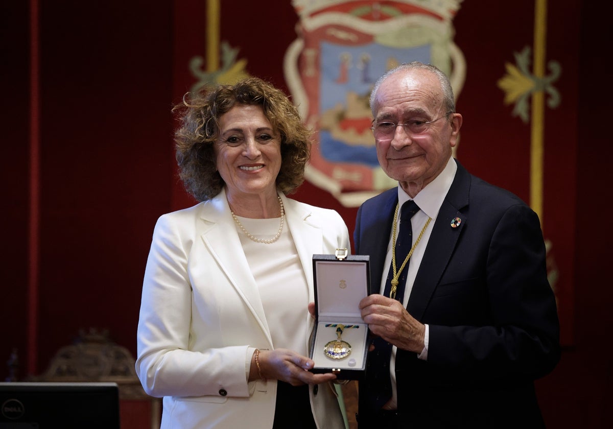 La presidenta de la Asociación de la Prensa de Málaga, Elena Blanco, y el alcalde, Francisco de la Torre, en la entrega de la Medalla de la Ciudad.