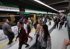 Viajeros en la estación del metro del Centro de Málaga en una imagen de archivo.