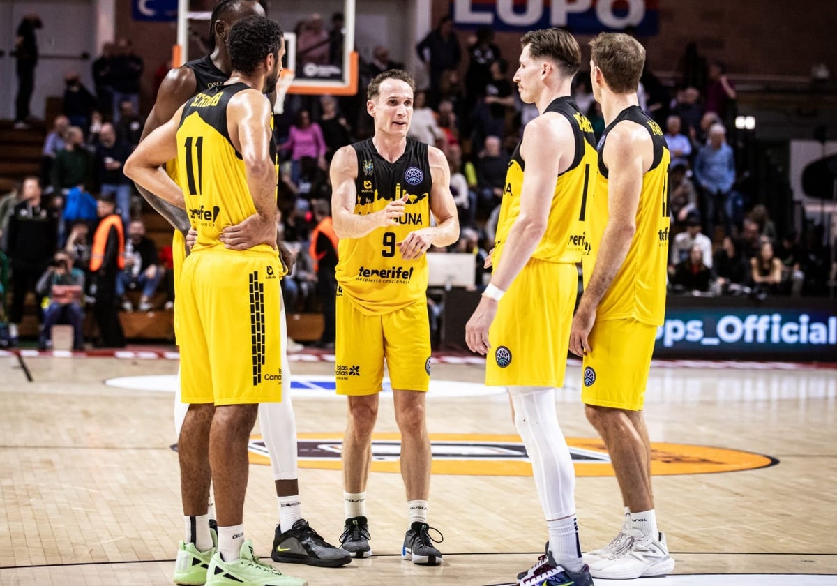 Huertas se dirige a sus compañeros durante un partido de esta temporada.