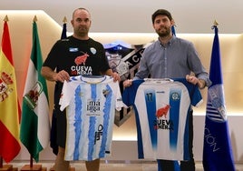 Sergio Bautista, representante del Nerja, y Carlos Dávila, responsable de administración de La Academia, posan en las oficinas del Málaga después de que el club nerjeño se uniera al Acuerdo Marco de la entidad de Martiricos.
